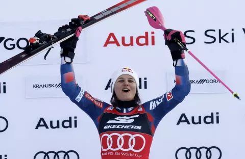 epa11807192 Winner Zrinka Ljutic of Croatia celebrates on the podium for the Women's Slalom race at the FIS Alpine Skiing World Cup in Kranjska Gora, Slovenia, 05 January 2025. EPA/ANTONIO BAT