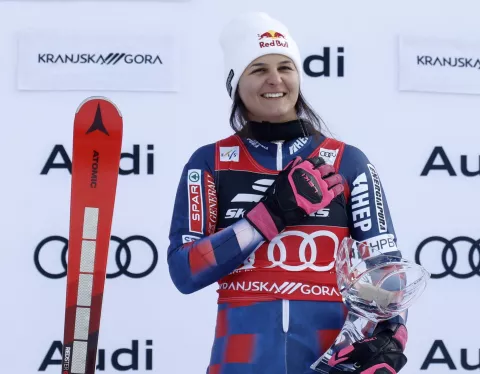 epa11807194 Winner Zrinka Ljutic of Croatia celebrates on the podium for the Women's Slalom race at the FIS Alpine Skiing World Cup in Kranjska Gora, Slovenia, 05 January 2025. EPA/ANTONIO BAT