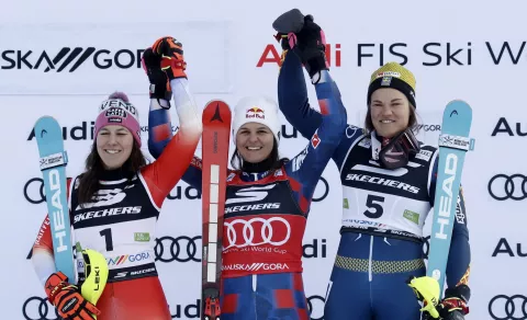 epa11807193 (L-R) Second placed Wendy Holdener of Switzerland, first placed Zrinka Ljutic of Croatia and third placed Anna Swenn Larsson of Sweden celebrate on the podium for the Women's Slalom race at the FIS Alpine Skiing World Cup in Kranjska Gora, Slovenia, 05 January 2025. EPA/ANTONIO BAT