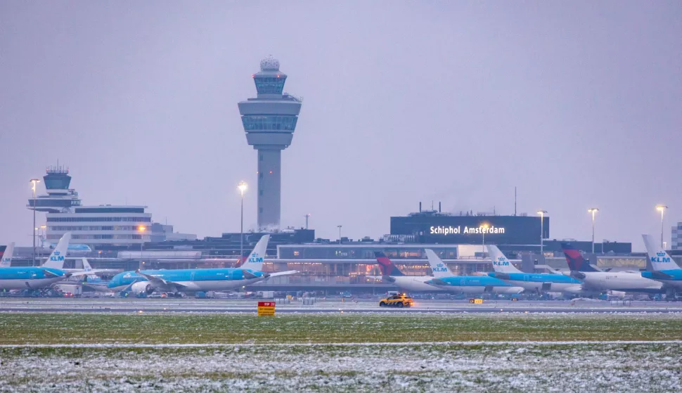 epa11806692 Snow blankets the tarmac at Amsterdam Airport Schiphol in Haarlemmermeer, the Netherlands, 05 January 2025. The airport is warning of delays and cancellations due to winter weather. EPA/Nickelas Kok