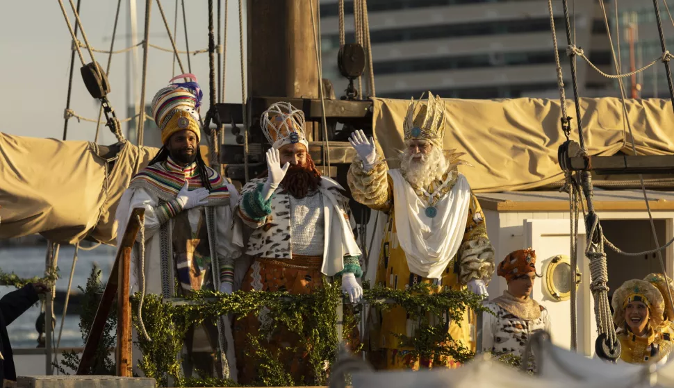 epa11807703 The Three Wise Men arrive aboard the Santa Eulalia schooner for the traditional parade in Barcelona, Spain, 05 January 2025. The Three Wise Men, also known as the Three Kings or the Three Magi, are commemorated with parades in Spanish cities, where gifts and sweets are distributed to thousands of children across the country. EPA/MARTA PEREZ