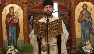 OSIJEK, 06. 01. 2020, SABORNI HRAM USPENJA PRESVETE BOGORODICE U OSIJKU. PRAVOSLAVNA CRKVA, DONJI GRAD, LITURGIJA ZA PRAVOSLAVNI BOŽIĆ. POSVETA I PALJENJE BADNJAKA.snimio GOJKO MITIĆ