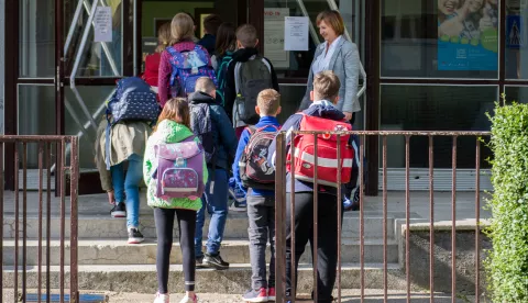 OSIJEK- 25.05.2020., OŠ Vijenac, u školske klupe danas se vraća većina učenika od prvog do četvrtog razreda osnovne škole nakon popuštanja zaštitnih mjera zbog koronavirusa.Foto: Andrea Ilakovac