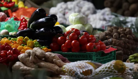 epa11794868 Fresh food at a market in London, Britain, 27 December 2024. The UK government is pledging a £15 million (18 million euros) fund to help charities and food banks access surplus food from UK farms. The scheme to be launched in 2025 will aim to cut food waste across the country.  EPA/ANDY RAIN