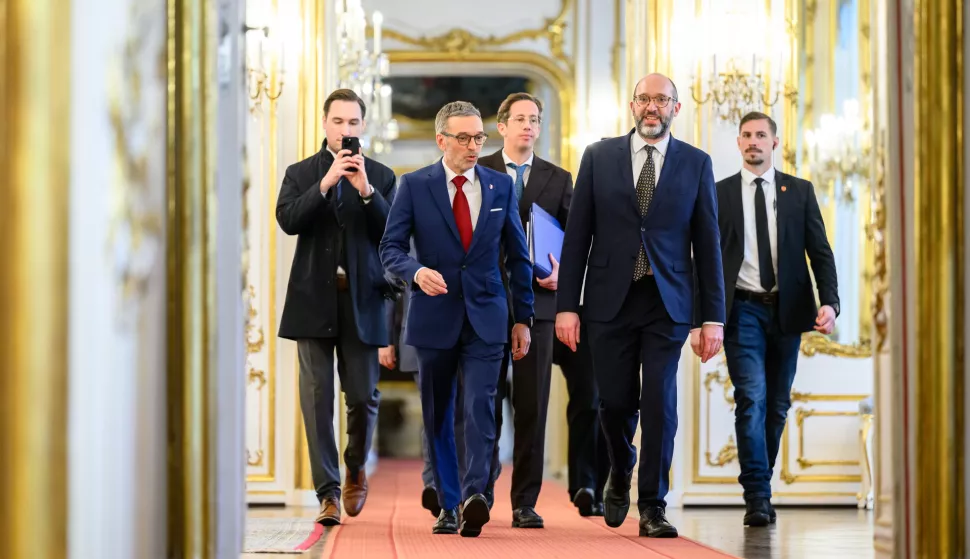 epa11808721 Chairman of the Freedom Party of Austria (FPOe) Herbert Kickl (2-L) arrives for a meeting with Austrian Federal President Van der Bellen in Vienna, Austria, 06 January 2025. The Austrian president is holding discussions with FPOe leader Kickl about the future formation of a government after coalition negotiations between the OeVP and SPOe failed. EPA/MAX SLOVENCIK