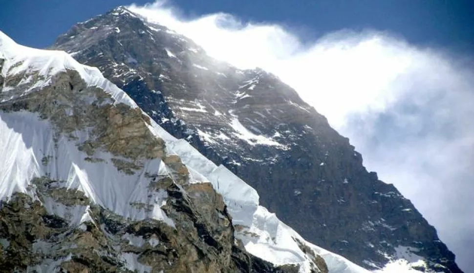 Katmandu, 01.04.2013 - Osamdesetogodinji japanski planinar, koji je bio podvrgnut četirima operacijama na srcu, kreće u pohod na Mount Everest i nastojat će treći put osvojiti najvii vrh na svijetu te postati najstarija osoba koja je to uspjela. Arhivska fotografija od 19.05.2009. godine prikazuje Mount Everest.foto FaH/ ds