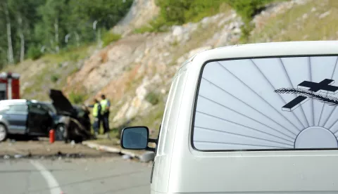 VRATA,29.07.2012.CRNA KRONIKAPROMETNA NESREĆA NA UTO CESTI RIJEKA ZAGREB ARZ IZMEĐU ČVOROVA DELNICE I VRATA POGINULA JEDNA OSOBA SUDARILI SE AUDI Q7 I CHEVROLET AVEONA FOTO: MRTAV, POKOJNI, POKOJNIK, GROBARI, GROBAR, POGREBNIK, SNIMIO: SERGEJ DRECHSLER