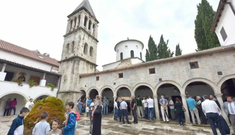 19.08.2016., Kistanje - U manastiru Krka kod Kistanja okupio se veliki broj pravoslavnih vjernika,kako bi uz sveto liturgijsko slavlje koje je predvodio episkop Dalmatinski g. Fotije proslavili Preobrazenje Gospodnje. Manastir Krka, osnovan u 14. st., nalazi se u dolini rijeke Krke, nekoliko kilometra istocno od mjesta Kistanje. Uz manastire Krupu i Dragovic, Krka je najveci i najpoznatiji pravoslavni manastir u Hrvatskoj.Photo: Hrvoje Jelavic/PIXSELL------1 STUPAC COLORNOVOSTI