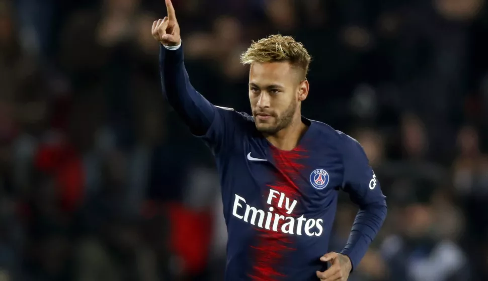 epa07077597 Paris Saint Germain's Neymar Jr celebrates after scoring a penalty goal during the French Ligue 1 soccer match between Paris Saint-Germain (PSG) and Olympique Lyon at the Parc des Princes stadium in Paris, France, 07 October 2018. EPA/Ian Langsdon