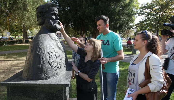 snimio Davor KIBEL,Osijek, 14.10.2014. Muzej likovnih umjetnosti, slijepe i slabovidne osobe prošetali do Sakuntala parka i s vodičem obišli biste osječkih slikara te spomenika Picasa