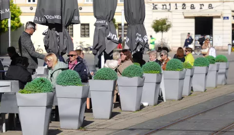 Osijek, 04. 11. 2024., Trg Ivana Pavla II, hladno jutro, grijanje na suncu, kava, slobodnjak, slobodnjaciSNIMIO BRUNO JOBST