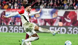 epa11779645 Frankfurt's Omar Marmoush in action against Lutsharel Geetruida of Leipzig during the German Bundesliga soccer match between RB Leipzig and Eintracht Frankfurt in Leipzig, Germany, 15 December 2024. EPA/Filip Singer