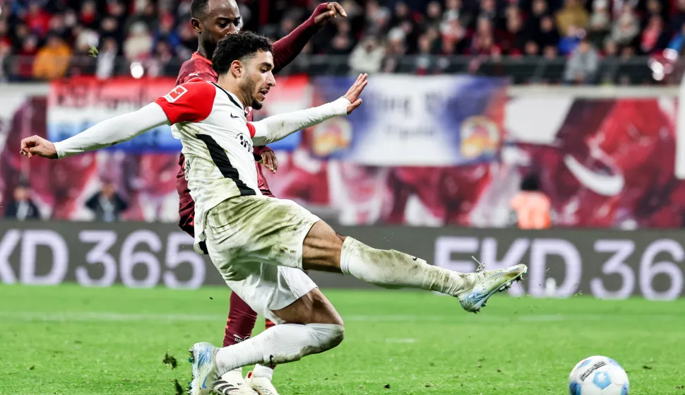 epa11779645 Frankfurt's Omar Marmoush in action against Lutsharel Geetruida of Leipzig during the German Bundesliga soccer match between RB Leipzig and Eintracht Frankfurt in Leipzig, Germany, 15 December 2024. EPA/Filip Singer