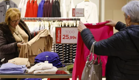 epa11810901 Shoppers look for bargains at a store in Valencia, Spain, on the first day of sales, 07 January 2025. The winter sales traditionally start on 07 January in Spain, a day after Epiphany Day, when children and adults in Spain receive presents for the Christmas season. Some stores start their traditional sales just after Christmas. EPA/Ana Escobar