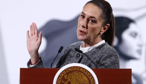 epa11810202 Mexican President Claudia Sheinbaum speaks during a press conference at the National Palace in Mexico City, Mexico, 06 January 2025. EPA/MARIO GUZMAN