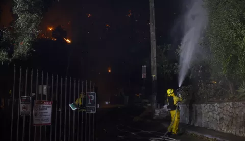 epa11814049 Firefighters prepare to fight off a brush fire that broke out in the Hollywood Hills in Los Angeles, California, USA, 08 January 2025. According to data from California Department of Forestry and Fire Protection (CAL FIRE), multiple wildfires are burning across thousands of acres and have forced widespread evacuations in the Los Angeles area. EPA/CAROLINE BREHMAN