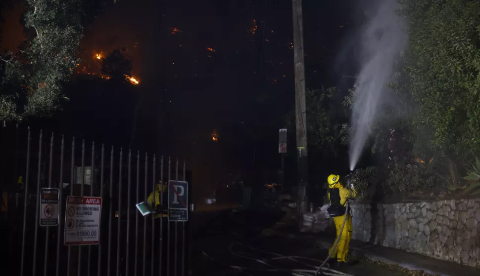 epa11814049 Firefighters prepare to fight off a brush fire that broke out in the Hollywood Hills in Los Angeles, California, USA, 08 January 2025. According to data from California Department of Forestry and Fire Protection (CAL FIRE), multiple wildfires are burning across thousands of acres and have forced widespread evacuations in the Los Angeles area. EPA/CAROLINE BREHMAN