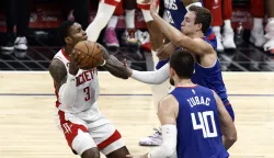 epa10277963 Houston Rockets guard-forward Kevin Porter Jr. (L) in action against Los Angeles Clippers guard Luke Kennard (R) and LA Clippers center Ivica Zubac (C) during the first quarter of the NBA basketball game between Houston Rockets and the Los Angeles Clippers at the Crypto.com Arena in Los Angeles, California, 31 October 2022. EPA/ETIENNE LAURENT SHUTTERSTOCK OUT