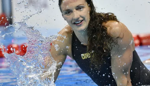 epa05466731 Katinka Hosszu of Hungary celebrates winning the women's 100m Backstroke Final race of the Rio 2016 Olympic Games Swimming events at Olympic Aquatics Stadium at the Olympic Park in Rio de Janeiro, Brazil, 08 August 2016. EPA/TIBOR ILLYES  HUNGARY OUT