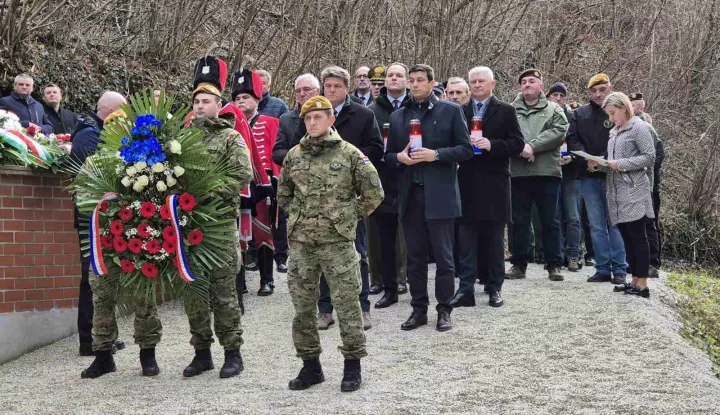 Podrute, 09.01.2025. - Žrtva europskih promatrača bila je prekretnica u borbi za samostalnost i neovisnost Hrvatske i taj je događaj Europskoj zajednici zorno pokazao tko je agresor, a tko žrtva, naglašeno je u četvrtak na obilježavanju 33. obljetnice raketnog napada iznad Podruta kod Novog Marofa u kojem su poginula četvorica talijanskih i jedan francuski mirovni promatrač.foto HINA/ Siniša KALAJDŽIJA/ ml