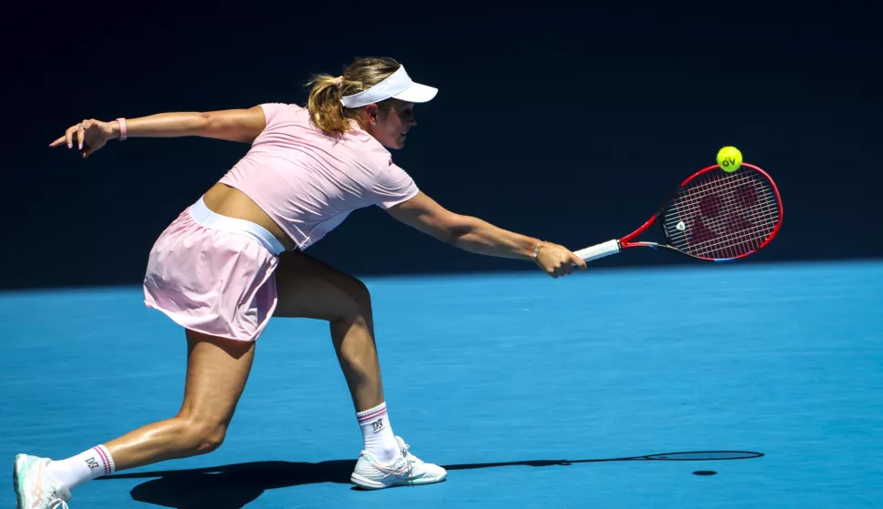 epa10427778 Donna Vekic of Croatia in action against Aryna Sabalenka of Belarus during their quarter final match at the Australian Open tennis tournament in Melbourne, Australia, 25 January 2023. EPA/FAZRY ISMAIL