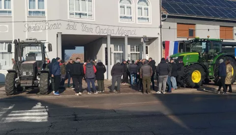 Vinkovci, 2.1.2025.- Nezadovoljni raspodjelim dr?avnog poljoprivrednog zemlji?ta, u sredi?tu Nijemaca u Vukovarsko-srijemskoj ?upaniji u ?etvrtak je mirno prosvjedovalo tridesetak ratara i sto?ara. foto HINA/ ?eljko DRA?ENOVI?/ ua