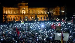 epa11815608 People gather near the federal chancellery during a protest against the coalition negotiations between the Austrian People's Party (OeVP) and the Freedom Party of Austria (FPOe) in Vienna, Austria, 09 January 2025. EPA/MAX SLOVENCIK