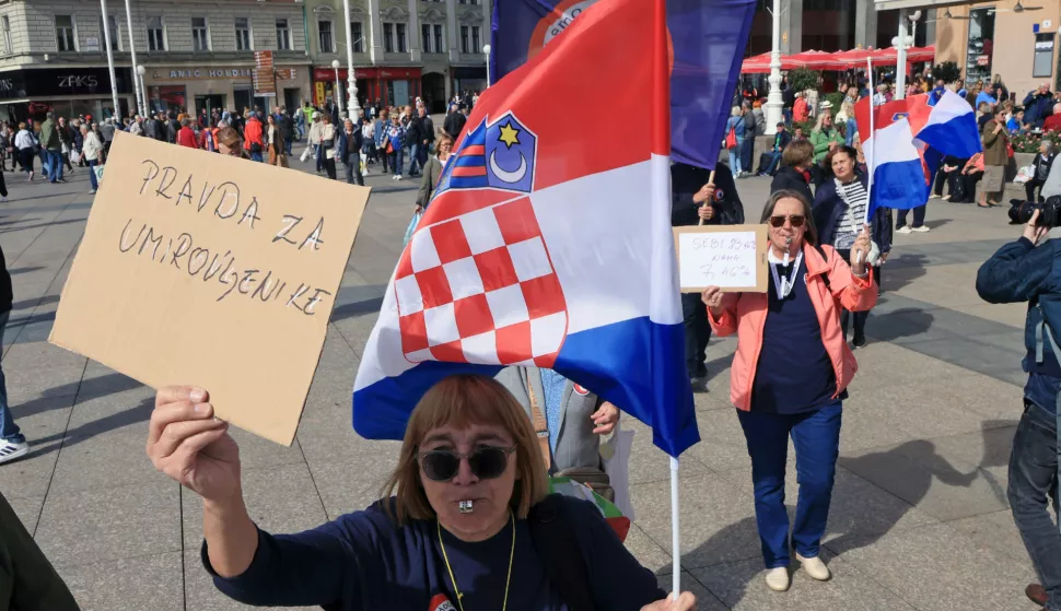 Zagreb, 1.10.2024.- U organizaciji Bloka umirovljenici zajedno (BUZ) na zagreba?kom Trgu bana Josipa Jela?i?a odr?an je prosvjed "Protiv siroma?tva", s glavnim zahtjevom Vladi da ispuni obe?anje i da prosje?na mirovina bude 60 posto prosje?ne pla?e. foto HINA/ Tomislav PAVLEK/ ua