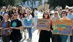 Zagreb, 22.4.2023.- Povodom Dana planete Zemlje, 22. travnja, na Strossmayerovom trgu u Zagrebu odrћan je prosvjed pod sloganom "Dignimo glas, ne temperaturu" u organizaciji udruge Zelena akcija, uz podrљku Prijatelja ћivotinja i drugih, kojim ћele podiжi svijest o klimatskoj krizi. foto HINA/ Lana SLIVAR DOMINIЖ/ lsd