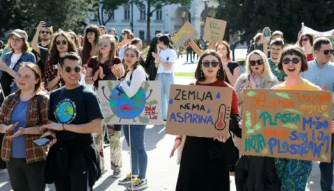 Zagreb, 22.4.2023.- Povodom Dana planete Zemlje, 22. travnja, na Strossmayerovom trgu u Zagrebu odrћan je prosvjed pod sloganom "Dignimo glas, ne temperaturu" u organizaciji udruge Zelena akcija, uz podrљku Prijatelja ћivotinja i drugih, kojim ћele podiжi svijest o klimatskoj krizi. foto HINA/ Lana SLIVAR DOMINIЖ/ lsd