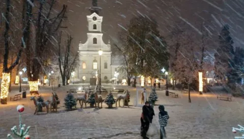 Bjelovar. 02.12.2023 - Snjeћne pahulje uljepљale su paljenje prve adventske svijeжe na gradskom korzu i sluћbeni poиetak Adventa u Bjelovaru. foto HINA/ Igor KOKORUЉ/ ik