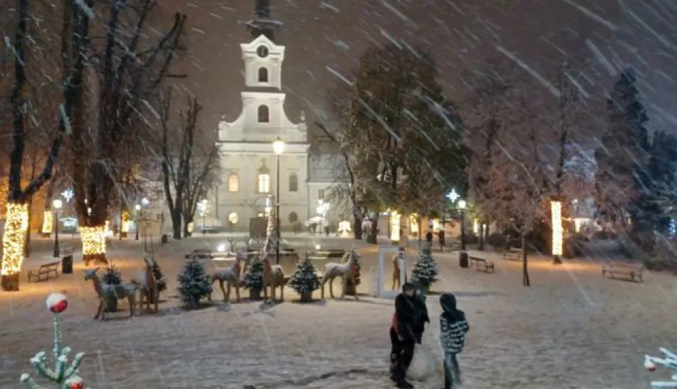 Bjelovar. 02.12.2023 - Snjeћne pahulje uljepљale su paljenje prve adventske svijeжe na gradskom korzu i sluћbeni poиetak Adventa u Bjelovaru. foto HINA/ Igor KOKORUЉ/ ik