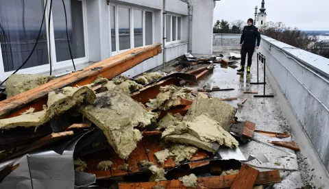 10.01.2025., Nova Gradiska: Olujno nevrijeme praceno jakim vjetrom odnijelo dio krova sa zgrade gradske uprave grada Nova Gradiska. Photo: Ivica Galovic/PIXSELL