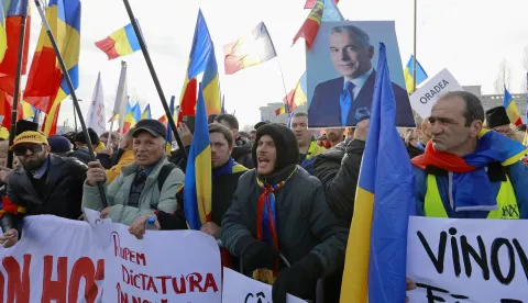 epa11816656 Romanians shout slogans and wave national flags during a protest against canceling the first round of presidential elections, in front of Romanian Parliament headquarters in Bucharest, Romania, 10 January 2025. Thousands of people from all over the country protest against the decision of the Constitutional Court judges to cancel the presidential elections held in December 2024. Independent presidential candidate Calin Georgescu on 16 December filed a lawsuit to the High Court of Cassation and Justice (ICCJ) to annul the decision of the Central Electoral Bureau (BEC), which suspended the second round of the presidential elections following 06 December ruling of Romanian Constitutional Court (CCR) on the annulment of the first round of elections. EPA/ROBERT GHEMENT