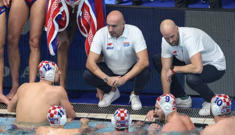 Zagreb, 16.01.2024 - Finalna utakmica na Europskom prvenstvu u vaterpolu, Hrvatska - Španjolska. Na slici hrvatski izbornik Ivica Tucak razgoara s igračima.foto HINA/ Damir SENČAR/ ds