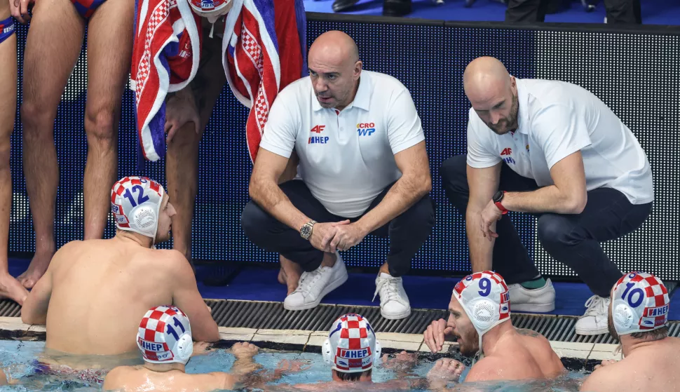 Zagreb, 16.01.2024 - Finalna utakmica na Europskom prvenstvu u vaterpolu, Hrvatska - Španjolska. Na slici hrvatski izbornik Ivica Tucak razgoara s igračima.foto HINA/ Damir SENČAR/ ds