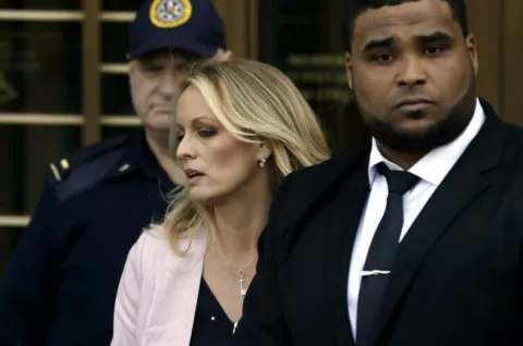 epa06673916 Stormy Daniels (Stephanie Clifford) (C) departs Federal Court after a hearing involving President Donald J. Trump's long-time personal attorney Michael Cohen in New York, New York, USA, 16 April 2018. Cohen's hotel room, apartment and office were raided last week by federal authorities reportedly as part of an investigation into possible bank fraud, wire fraud and campaign finance violations. EPA/PETER FOLEY