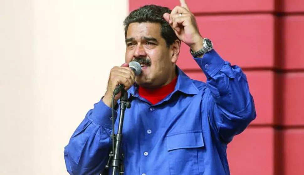 epa05354002 Venezuelan President Nicolas Maduro gives a speech during a rally at the Miraflores Palace, in Caracas, Venezuela, 09 June 2016. Thousands of supporters marched supporting Maduro as in another part of the city opposition demonstrators called for a referendum against the President. EPA/CRISTIAN HERNÁNDEZ