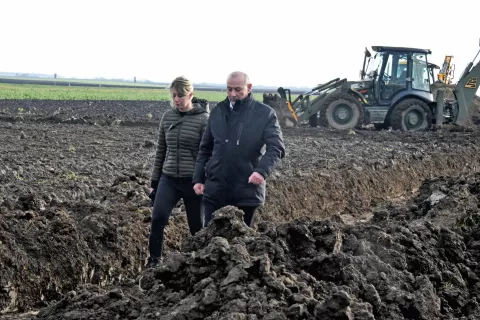 Trpinja/Bobota, 09.01.2025. - Potpredsjednik Vlade i ministar hrvatskih branitelja Tomo Medved obišao je pronađenu grobnicu s posmrtnim ostacima u neposrednoj blizini Poljoprivredne ekonomije Bobota, za koje je preliminarno utvrđeno da potječu iz Domovinskog rata. foto HINA/ Gordan PANIĆ/ gp