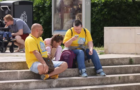 Zadar, 01.05.2024. - Praznik rada u Zadru prošao je u znaku turista koji su uzivali u setnji zadarskim ulicama, rivom, pozdravom suncu i odmarajuci se na morskim orguljama.Foto HINA/Zvonko KUCELIN