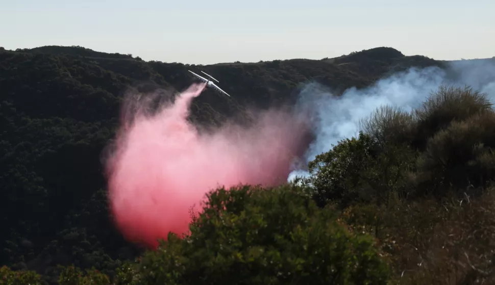 epa11817406 A plane drops fire retardant on a section of the Palisades wildfire in the Pacific Palisades area of Los Angeles, California, USA, 10 January 2025. Thousands of firefighting and emergency personnel are involved in response efforts, as multiple wildfires are continuing to burn across thousands of acres in Southern California, destroying thousands of homes and forcing people to evacuate areas throughout the Los Angeles area. EPA/ALLISON DINNER