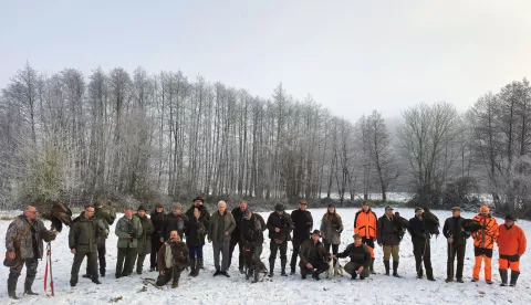 Garešnica, 11.07.2025. - Na državnom lovištu Gradina – Krnjača u okolici Garešnice u subotu je održan drugi sokolarski susret u organizaciji Hrvatskog lovačkog saveza na kojemu se okupilo petnaestak sokolara iz cijele Hrvatske. Tijekom susreta upriličen je tradicionalni lov s orlovima na lisice i zečeve, dok su sokoli i jastrebovi korišteni za lov na fazane i zečeve. foto HINA/ Igor KOKORUŠ/ ml