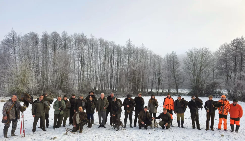 Garešnica, 11.07.2025. - Na državnom lovištu Gradina – Krnjača u okolici Garešnice u subotu je održan drugi sokolarski susret u organizaciji Hrvatskog lovačkog saveza na kojemu se okupilo petnaestak sokolara iz cijele Hrvatske. Tijekom susreta upriličen je tradicionalni lov s orlovima na lisice i zečeve, dok su sokoli i jastrebovi korišteni za lov na fazane i zečeve. foto HINA/ Igor KOKORUŠ/ ml