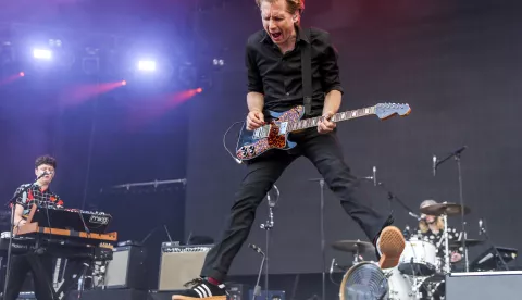 epa06889077 The lead singer of British Rock Band Franz Ferdinand, Alex Kapranos, performs at Nos Alive Festival in Oeiras, on the outskirts of Lisbon, Portugal, 14 July 2018. The festival runs from 12 to 14 July. EPA/JOSE SENA GOULAO