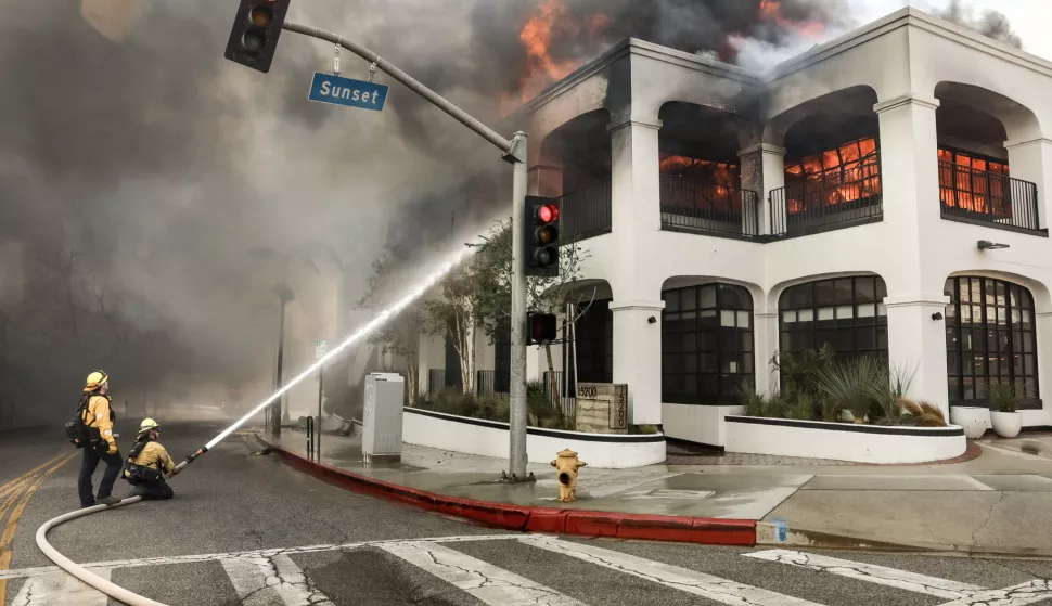 epa11813735 Firefighters battle the flames engulfing a building during the Palisades wildfire in the Pacific Palisades neighborhood of Los Angeles, California, USA, 08 January 2025. According to data from California Department of Forestry and Fire Protection, CAL FIRE, multiple wildfires are burning across thousands of acres and forced tens of thousands of evacuations in the Los Angeles area. EPA/ALLISON DINNER