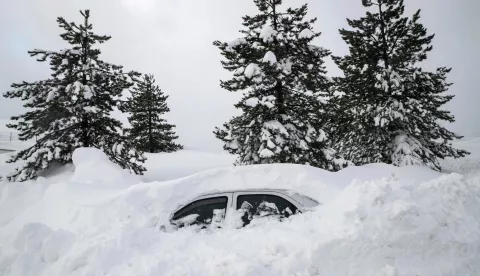 epaselect epa11793318 A vehicle is covered with snow following heavy snowfall in Campo di Giove, Abruzzo region, central Italy, 25 December 2024. EPA/EMANUELE VALERI