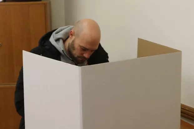 Osijek, 12. 01. 2025, Predsjednički izbori, drugi krug. Izborna mjesta u O&Scaron; Tin Ujević i u GČ Jug 2. Izborna mjesta, kutije, glasači.snimio GOJKO MITIĆ