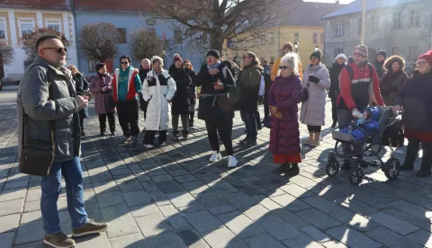 Osijek, 12. 01. 2025, Tvrđa, Stanko Subotić vodi građane u razgled u povodu Dana Međunarodnog priznanja RH.snimio GOJKO MITIĆ