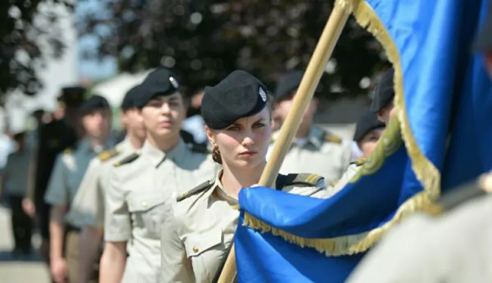 Vukovar, 20.6.2018 - U povodu Dana dravnosti, u Vukovaru je u srijedu počela dvodnevna svečanost zavretka kolske godine i promocija polaznika vojnih kola Hrvatskog vojnog učilita (HVU) Dr. Franjo Tuđman, ulicama Vukovara odran je svečani mimohod, a na Memorijalnom groblju i Spomen-obiljeju Ovčara poloen je zajednički vijenac Ministarstva obrane RH i Oruanih snaga RH. foto HINA/ MORH/ J. Kopi/ ua