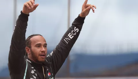 epa08821609 British Formula One driver Lewis Hamilton of Mercedes-AMG Petronas celebrates after winning the race and the 7th Formula One Championship at the 2020 Formula One Grand of Turkey at the Intercity Istanbul Park circuit, Istanbul, Turkey, 15 November 2020. EPA/TOLGA BOZOGLU/POOL